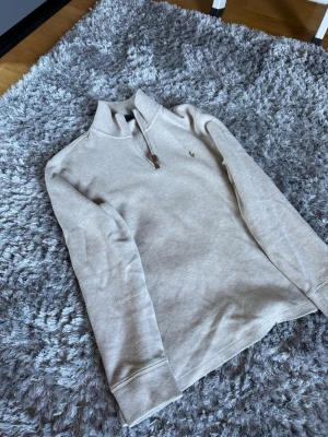 Polo Ralph Lauren half zip  - Säljer min Polo Ralph Lauren half zip som är i absolut toppskick. Använd endast ett fåtal gånger,  i stortsett ny. Nypris ca 2400 kr