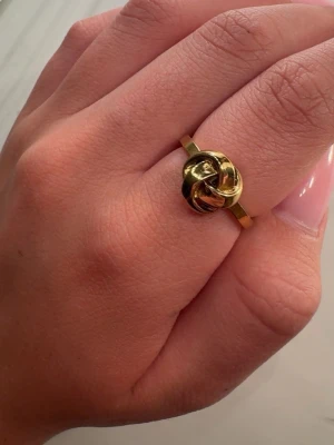 Edblad ring  - Slutsåld edblad ring i guld storlek 17.50-18.00🩷