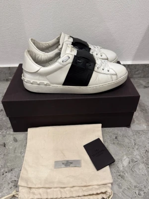 Valentino Open storlek 42,5 - Valentino Open || Storlek 42,5 || Skorna är i bra skick (se bilder) || Box, Dustbag och Valentino Kort medföljer || Tveka inte på att höra av dig vid frågor eller funderingar 
