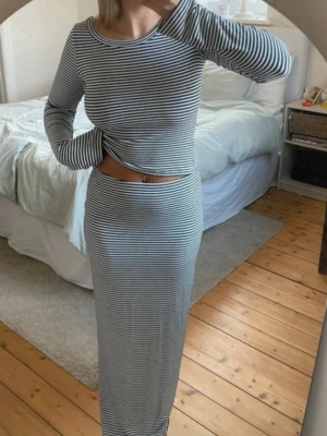 Nelly set - Snyggt sett från Nelly, perfekt nu till sommaren😍 Kjolen är i strl xs o toppen s, nypris 800:-