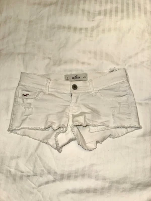2000s Hollister low waist short  - Vita jeans shorts från hollister i storlek W24🩷 Midjemått rakt över - 36cm                                                    Längd - 17cm                                                                               Gren - 15cm