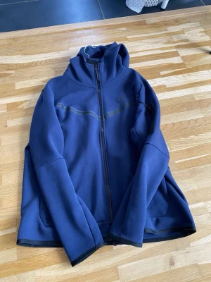 Blå Nike hoodie med dragkedja - Säljer en snygg bekväm Nike tech fleece i fint skick 