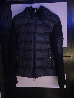 Marinblå moncler cardian - En stilren marinblå moncler cardigan som är helt äkta går att skanna qr koden samt blippa mobilen på armen säljer den då den inte används längre 