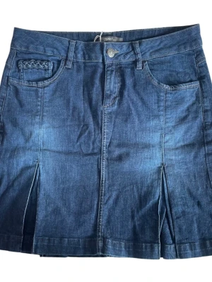 Jeanskjol från Esprit Denim - 2000-tals lågmidjad mörkblå denim midi jeanskjol 💙flätdetaljer vid fickorna | midjemått 81 cm + stretch - längd: 50 cm - 99% ekologiskt bomull 1% elastan | Jag brukar ha strl S för referens!