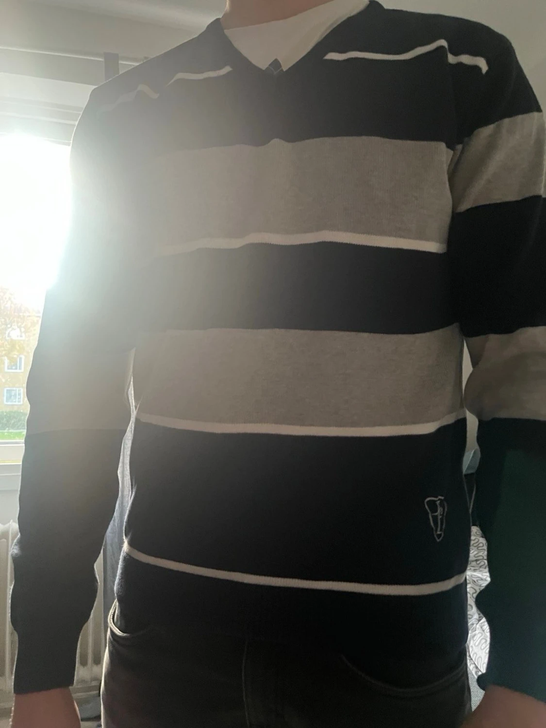 Randig tröja med V-ringning