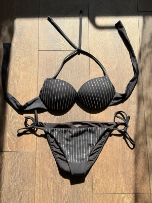 Calzedonia bikini - Säljer min Calzedonia bikini!! Den är sparsamt använd och säljs inte längre, modellen är ”Cobey”. Gnistrar jättefint i solen! Det är bara att skriva om ni har frågor! 💓💓 strl: 80A/75B/70C