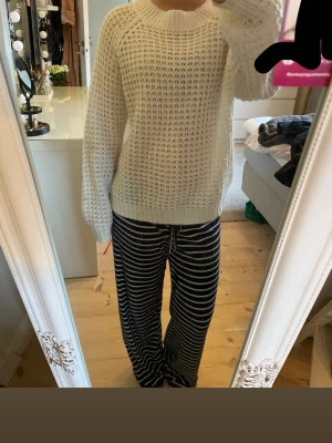 Stickad tröja - En stickad tröja perfekt till sommaren eftersom den har hål i sig, en skitsnygg tröja! 