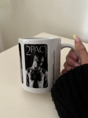 2Pac ”Only god can judge me” Mugg - Säljer en 2pac mugg💗 Använt endast 2-3 gånger och så gott som ny! Köptes för 150 kr