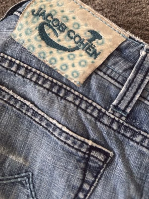 Jacob Cohen w34 - Snygga blå jeans från Jacob Cohen w34 tillverkade   i ett mjukt superskönt demintyg. 