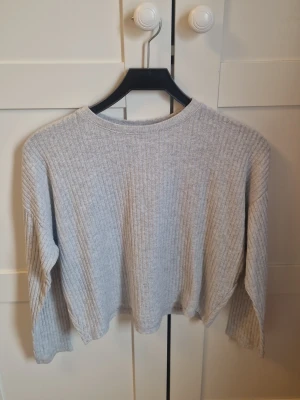 Grå ribbad tröja - Grå ribbad tröja 