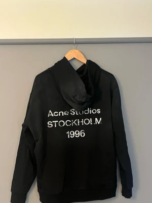 Acne studios hoodie - Säljer denna accne hoodie, då jag inte gillade hur den satt på mig. Använd ett fåtal gånger. Kom med pris förslag