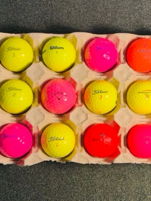 Färgade bollar 12 st - Jag säljer färgade golfbollar 12 st mix. Du får bestämma vilka du vill ha de olika markerna eller bara en mix. De är hittade på land så finns inga vattenskador eller skrapmärken på de. 12st får du för bara 129kr