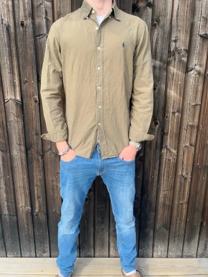 Grön skjorta från Ralph Lauren - Nu säljer vi denna sjukt snygga gröna ralphlauren skjortan för endast 399kr, skjortan är i storlek M och passar väldigt bra som det! Priset går att ändra vid snabb och smidig affär! // studio II Resell 💙