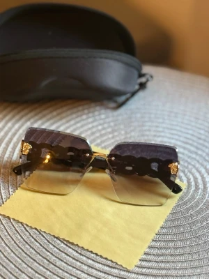 Versace solglasögon  - Stilrena solglasögon från Versace som aldrig är använda och köptes för 1300kr tveka inte på prisförslag och pris kan diskuteras vid snabb affär