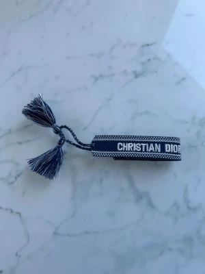 Dior armband mörkblå - Nu säljer jag detta stilrena armbandet som passar flera olika stilar.