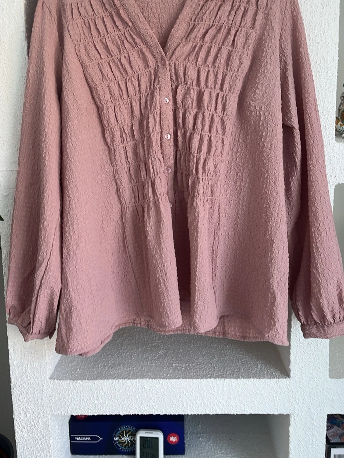 Rosa blus med struktur från Isolde