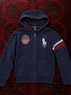 Marinblå hoodie från Polo Ralph Lauren - Snygg marinblå Polo Ralph Lauren zip hoodie i storlek S (170). Clean modell med stora broderade logos och detaljer på ärmen.  Perfekt till våren/sommaren och enkel att styla med nästan allt. Mycket bra skick 🔥  Nypris ca 1499 kr.   Pris går att diskutera vid snabb affär 💯