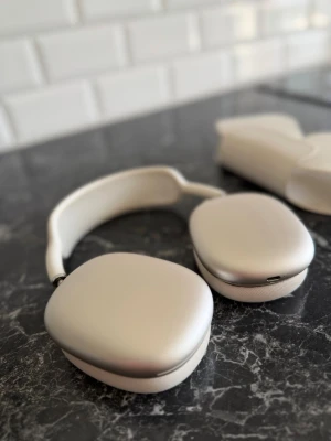 Apple AirPods Max 2 2025  sandfärgad  hörlurar - Snygga over-ear hörlurar från Apple i sandfärg med mjuka öronkuddar i mesh och stilren aluminiumdesign. Perfekt för dig som vill ha grymt ljud och modern look. Kommer med matchande fodral. Pedant med mina saker så otroligt fina i skicket. 