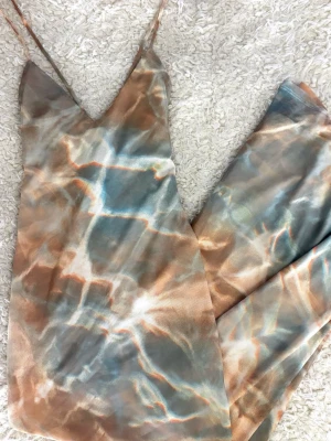 Mönstrad Maxi Klänning - Snygg och luftig långklänning med vågigt mönster i fina färger ✨Perfekt till sommaren, semester eller festligare tillfällen. Bekväm och lätt att bära. Aldrig använd, i helt nyskick🍋Pris kan diskuteras 