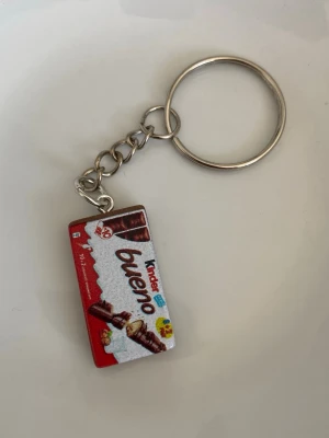 Kinder Bueno nyckelring - Nyckelring med en miniatyr av en Kinder Bueno chokladförpackning. 
