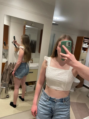 Vit crop top med öppen rygg - Märke: Lite oklart, köpte den i en second hand butik! Storlek: Passar S/M