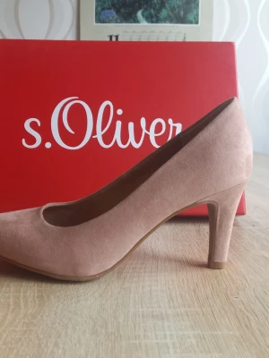 Beige pumps s.Oliver - Superfina och klassiska beige pumps i stl. 36, helt oanvända