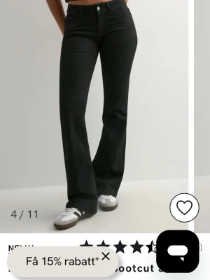 Jeans från Nelly - Snygga svarta jeans från Nelly,dem är lite urtvättade men är jättefina ändå!!🥰