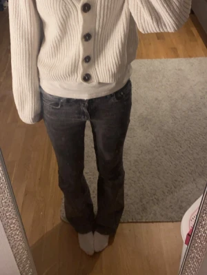 mörkgrå bootcut jeans - Säljer ett par mörkgrå bootcut jeans. De är från Gina Tricot i storlek 32. säljer för att de inte passar längre! jeansen är lite slitna längst ner men det är inget som syns mycket🖤