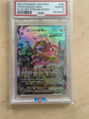 Rayquaza VMAX PSA 10 Pokémonkort - Tror inte kortet är orginal men qr koden fungerar perfekt så är lite osäker. Japanskt Rayquaza VMAX-kort från Blue Sky Stream, PSA 10 graderat. Kortet har färgstark holografisk design med Rayquaza i centrum och är inneslutet i PSA-skal. Perfekt för samlare av Pokémonkort.
