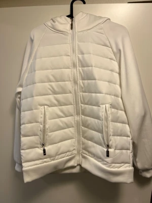 Ny Vit Cardigan  - Säljer en ny Vit cardigan i storlek S. Endast testad. Storlek S, skick 10/10. Pris kan diskuteras vid snabb affär. Kontakta vid frågor!