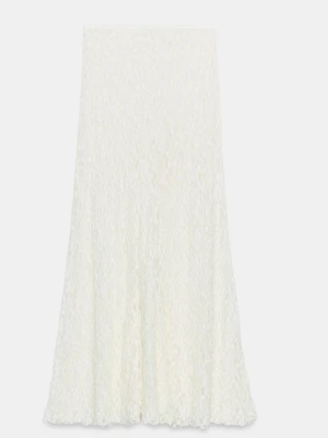 Vit spetskjol från zara (japan) - Säljer en elegant vit kjol från zara i vacker spets. Kjolen har en A-linjeformad siluett och faller mjukt till midilängd. Perfekt för dig som gillar romantiska och feminina detaljer. Materialet är genombruten spets som ger en lyxig känsla. Helt oanvänd! Nyköpt