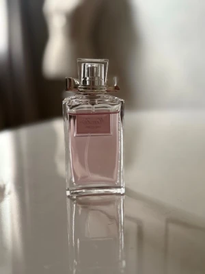 Miss Dior Rose N'Roses parfym - Miss Dior Rose N'Roses är en elegant parfym. Parfym ifrån dior inget fel på den sälja pga har flera av samma, parfymen är endast sprayats ett par gånger och luktar väldigt gott, i väldigt fint skick och är köpt för 1300kr för några månader sedan på diors officiella hemsida