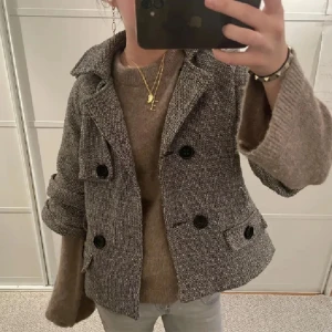Trekvartsärmad kappa - Snygg grå/brun trekvartsärmad kappa som jag säljer då den ej kommer till användning längre🌸