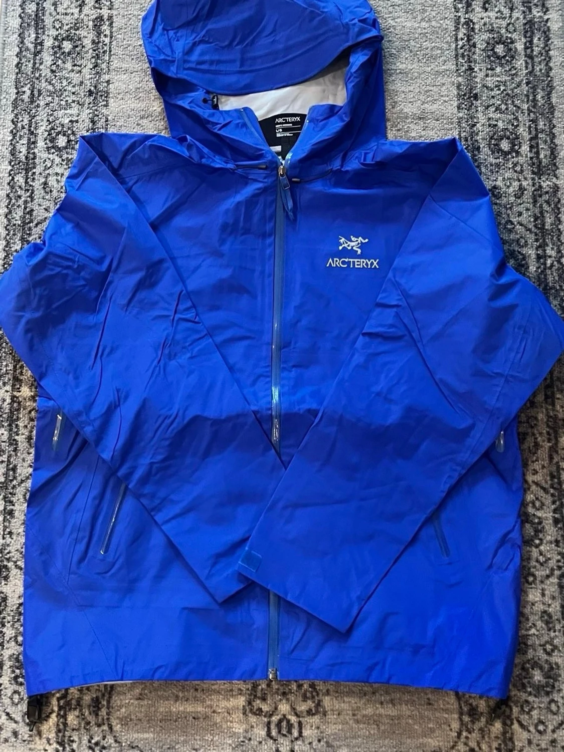Blå regnjacka från Arc'teryx
