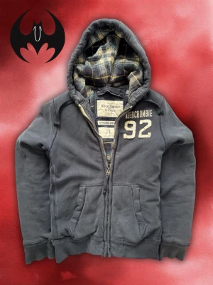 Vintage Abercrombie & fitch Zip Hoodie - Säljer denna extremt sällsynta och eftertraktade Abercrombie & fitch zip hoodie | bra skick, zippan fungerar bra och kan bli syd | Size L | Längd: 72cm Bredd: 70cm Armlängd: 75cm | Skyltdocka: M - 48 cm axlar, 75 cm midja | Lägg endast bud med avsikt att köpa nu, inga fördröjning!