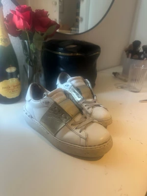 Valentino GARVANI  - Säljer guldiga valentinos därför de e för stora för mej, de är använda där på priset, man får med bag till dom,  i storlek 36, skriv vid frågor❤️