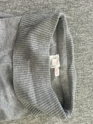 Grå stickade yoga pants från Gina tricot - Fina yogapants från Gina, bra kvalitet. Använt få tal gånger!