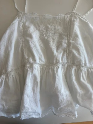Vit broderad linnetopp  - Söt topp från Gina passar xs men är från Young 