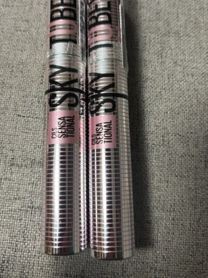 Maybelline Sky High Mascara rosa silver - Maybelline Lash Sensational Sky High Mascara i snyggt rosa och silverfärgat hylsa. Ger längd och volym till fransarna med en flexibel borste. Perfekt för dig som vill ha dramatiska och definierade ögonfransar.2 st