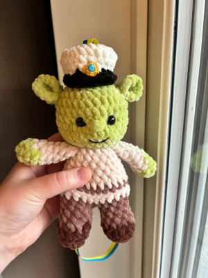 Studenthänge shrek  - Virkad av mig! Föreställer Shrek 🧌 