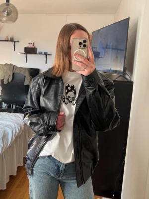 Svart oversized skinnjacka - Snygg svart skinnjacka från LXA i oversized modell.  Aldrig använd, ny med lappen kvar.