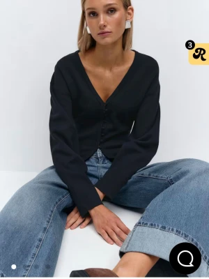 shaped knitted cardigan, mörkblå - säljer denna populära & helt slutsåld shaped knitted cardigan i mörkblå i storlek s , gina tricot💙💙kan tänka mig gå ner i pris vid snabb affär