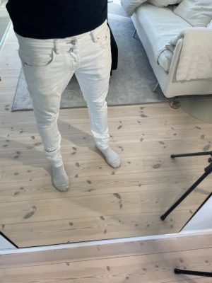 Vita jeans från Morris  - Stilrena vita jeans från Morris | Storlek 31/34 | Mycket bra skick | Villigare pris vid köp av fler jeans på min profil | Skriv till mig vid frågor‼️📩