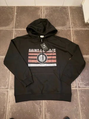 Saint Laurent hoodie  - Riktigt fet och eftertraktad hoodie med saint laurent loggan. Storlek M, skick 10/10!! Modellen på bilden är 183cm. Vårt pris 1499 Nypris runt 7000! Tveka inte med att ställa frågor!