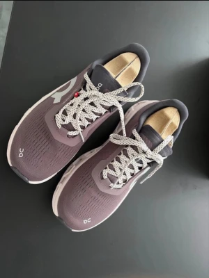 Cloudmonster 1  - Stl 38, skor som är helt underbara för jobb, perfekt för dig som står mycket, eller joggar dem är perfekta och lätta skor. Helt nya skor endast testade som man ser på bilderna. Allt hänger med självklart!
