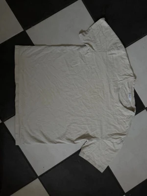 T-shirt från Filippa K - Stilren T-shirt från Filippa K, som ny.