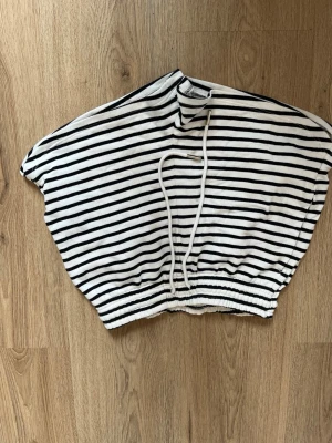 Randig croppad topp med snörning - Vit svart randiga shorts från hm. Jag vet inte varför bilderna blev upp och ner💞