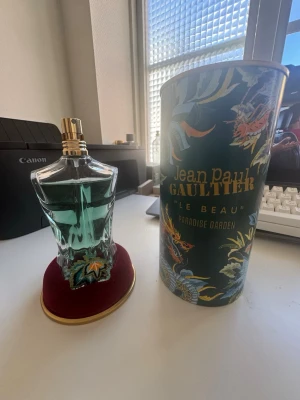 Jean Paul Gaultier Le Beau Paradise Garden - Jean Paul Gaultier Le Beau Paradise Garden är en parfym i en unik, kroppformad glasflaska med turkosgrön vätska och gulddetaljer. Kommer med en dekorativ, blommig förpackning i grönt med guldtext och tropiska motiv. Perfekt för dig som gillar snygg design och exklusiva dofter.