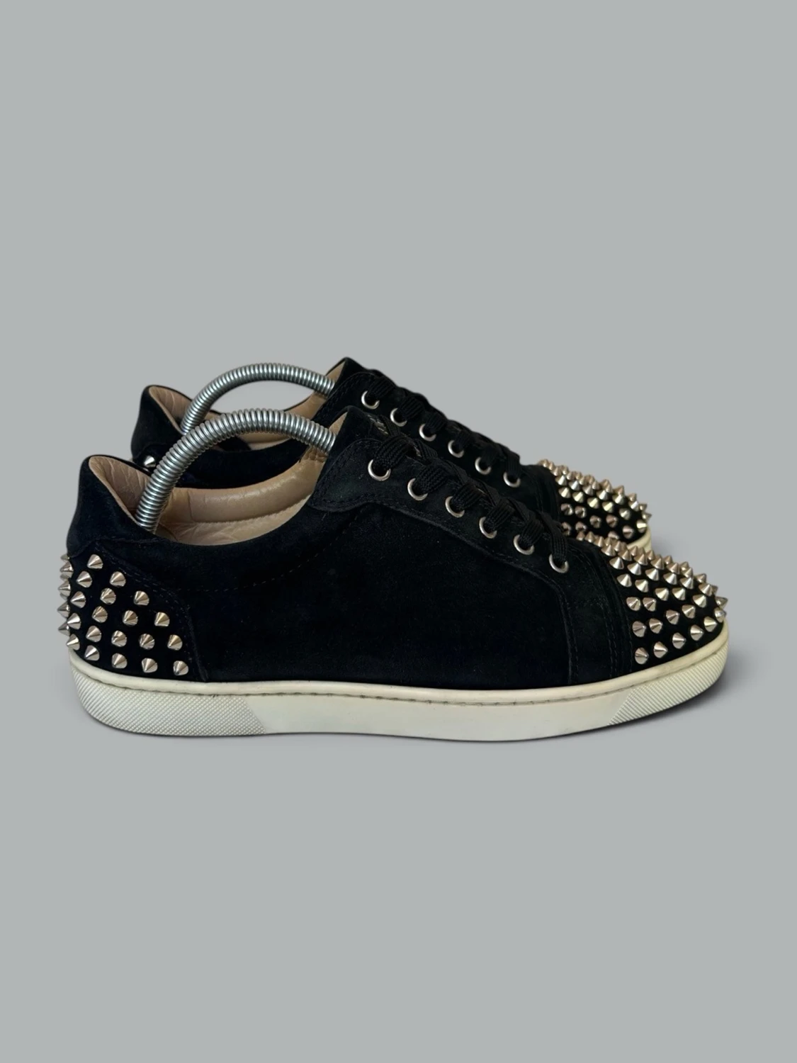 Louboutin Seavaste Skor I Svarta Mocka Silverfärgade Spikar - 3