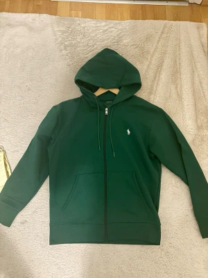 Polo Ralph Lauren Zip - Skön mörkgrön polo Zip i S. Färgen är fet och inte många som har den. Pris kan diskuteras vid snabb affär.